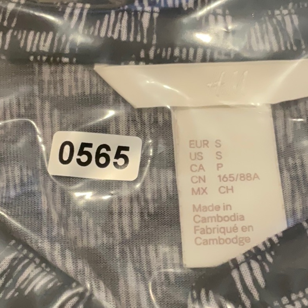 4/$20 H&M Black White Geometric Print Hi-Low Top Small - Picture 6 of 6